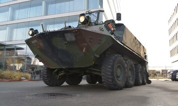 Panzer der Schweizer Armee steht vor dem aspectra Datacenter in Glattbrugg | © aspectra AG